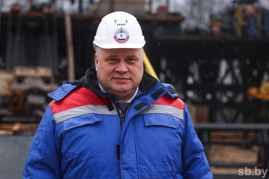 01-04-2025 Фото Елизаветы Кобецкой. Гомельская область, Светлогорский район, около деревни Боровики. Как бурят нефтескважину. Генеральный директор НПЦ геологии Владимир Мельников. Нефть, промышленность